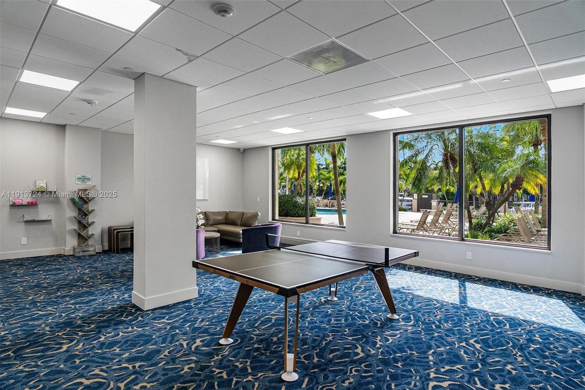 Game Room, Interior, Recessed Lighting