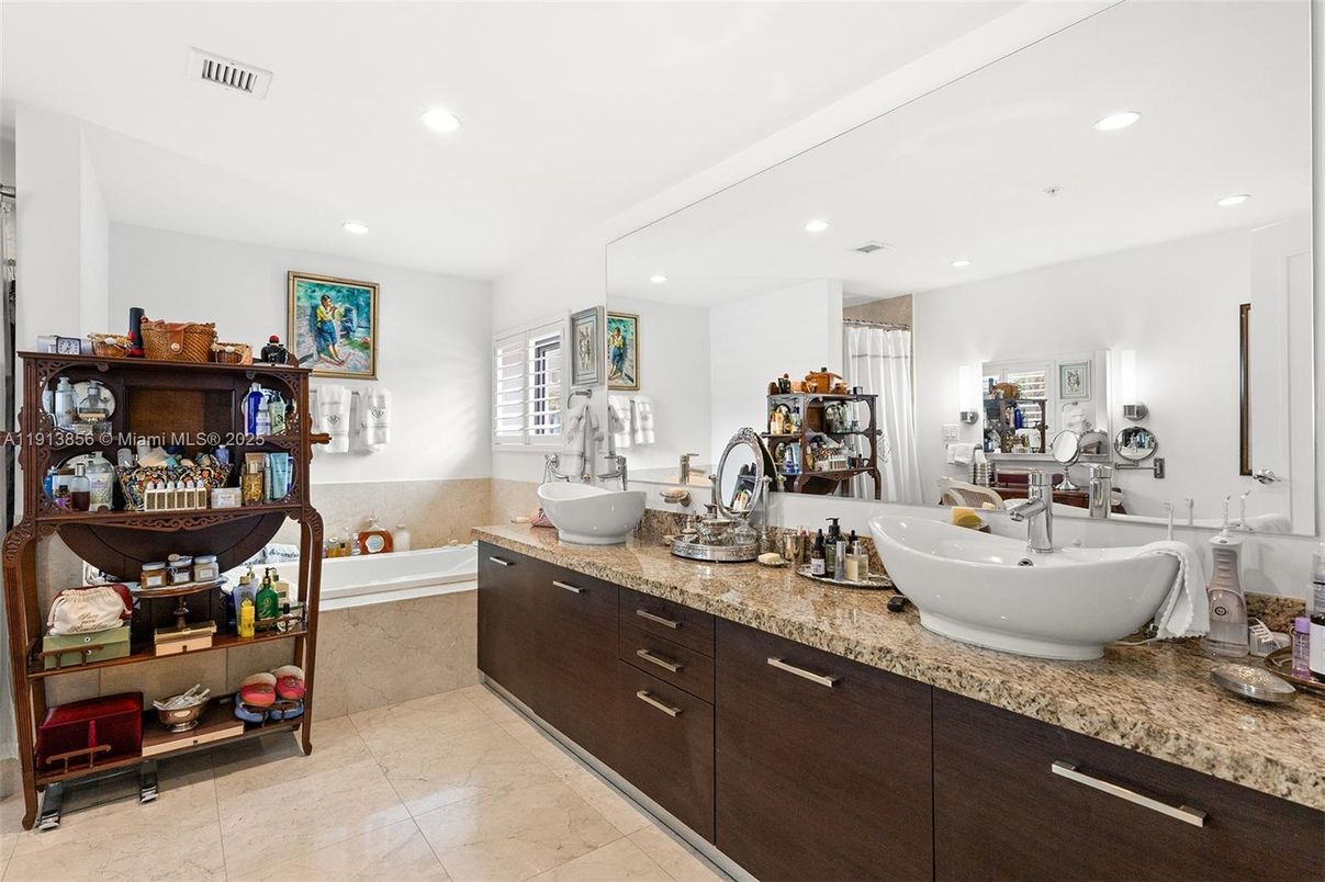 Bathroom, Dual Sink Vanities, Interior, Recessed Lighting