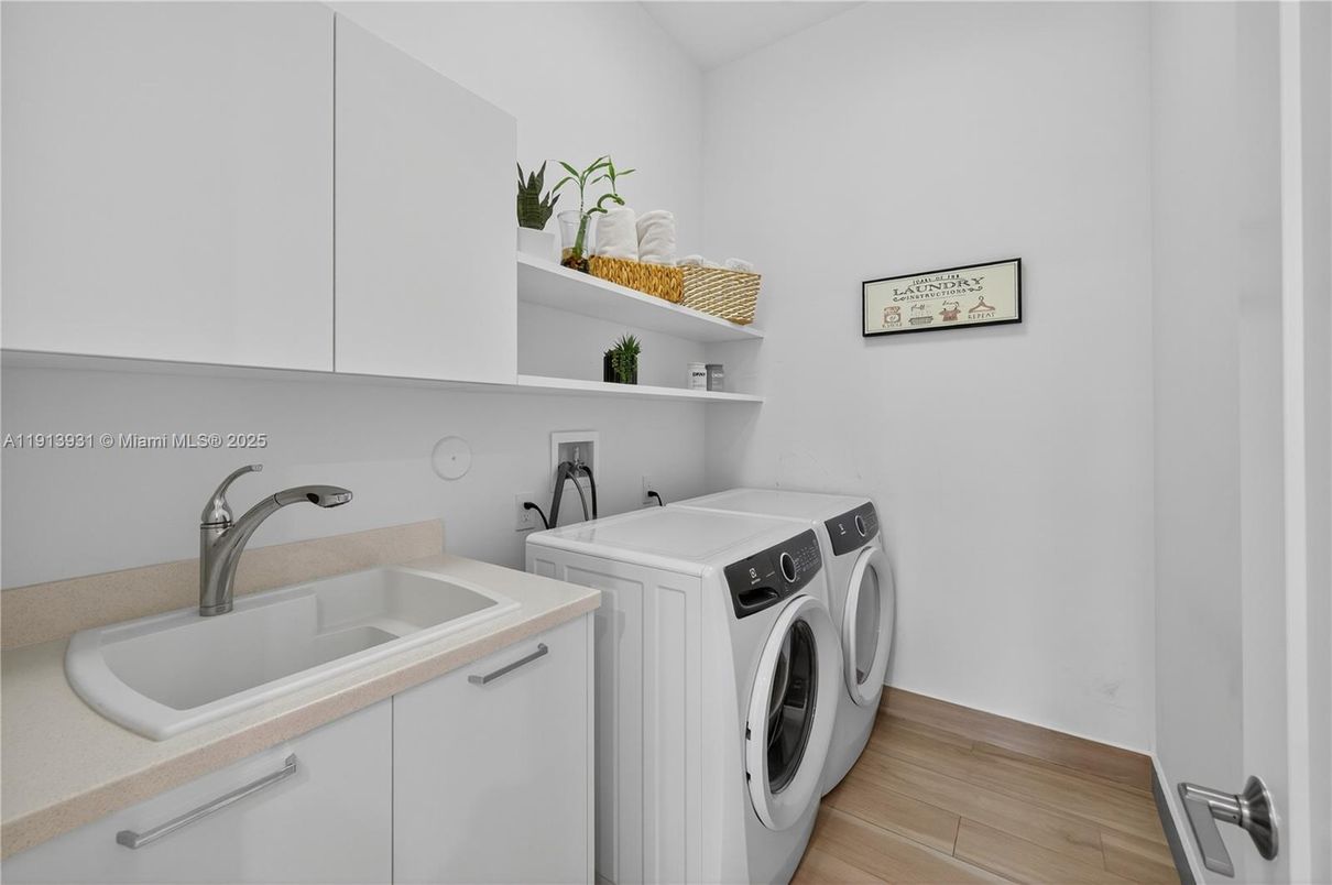 Interior, Washer, Wood Texture Flooring