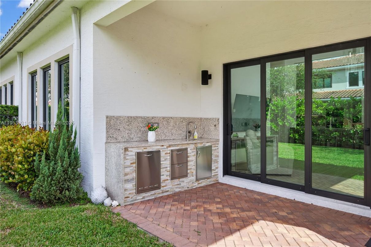 Exterior, Outdoor Kitchen