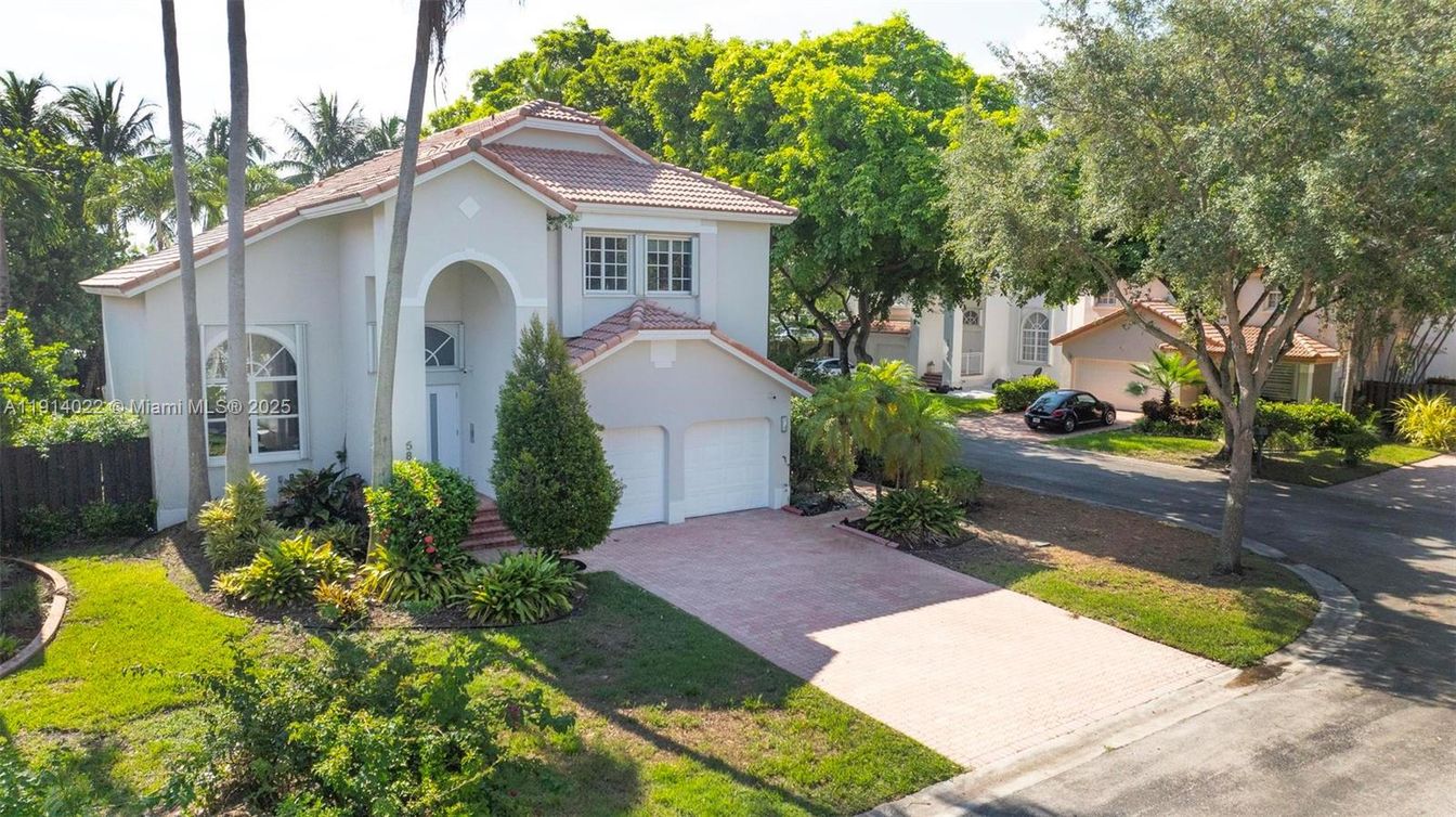 Attached, Exterior, Facade, Mediterranean