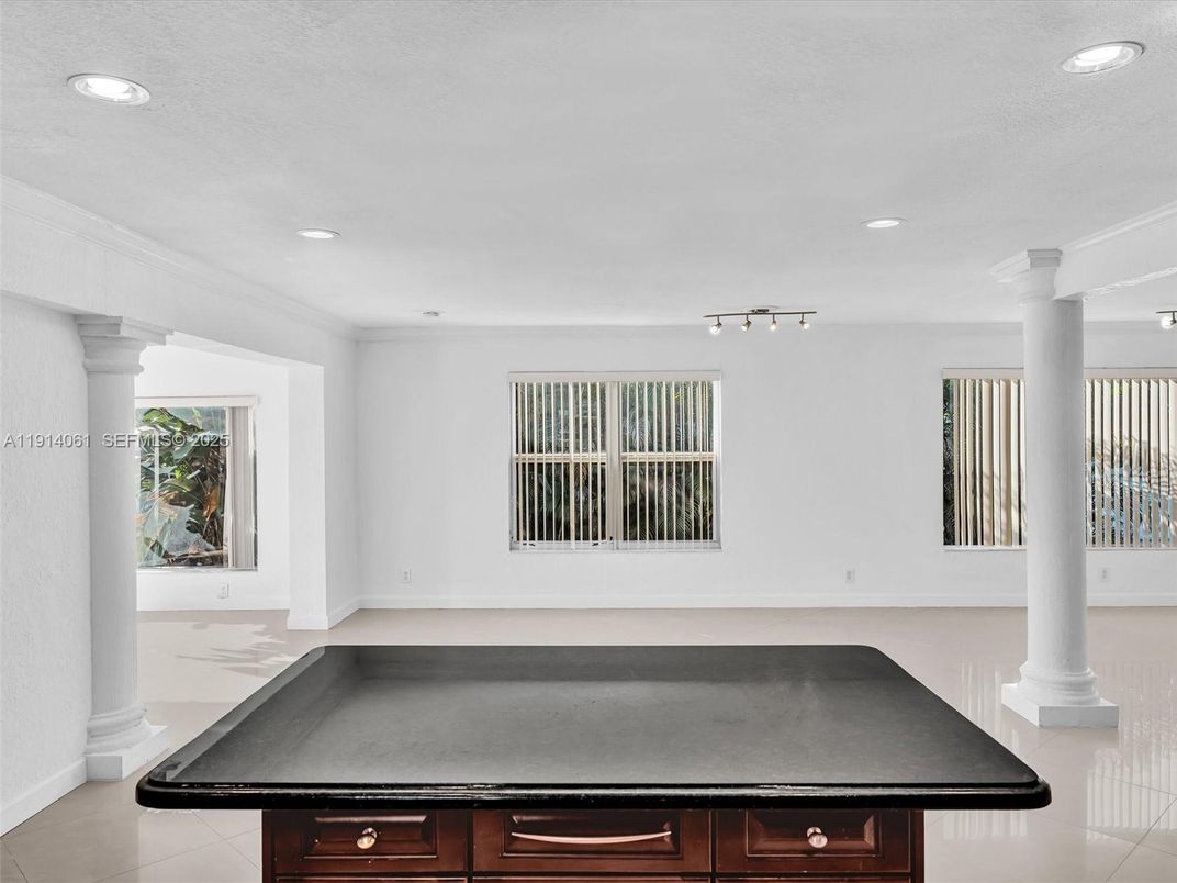 Empty room, Interior, Recessed Lighting