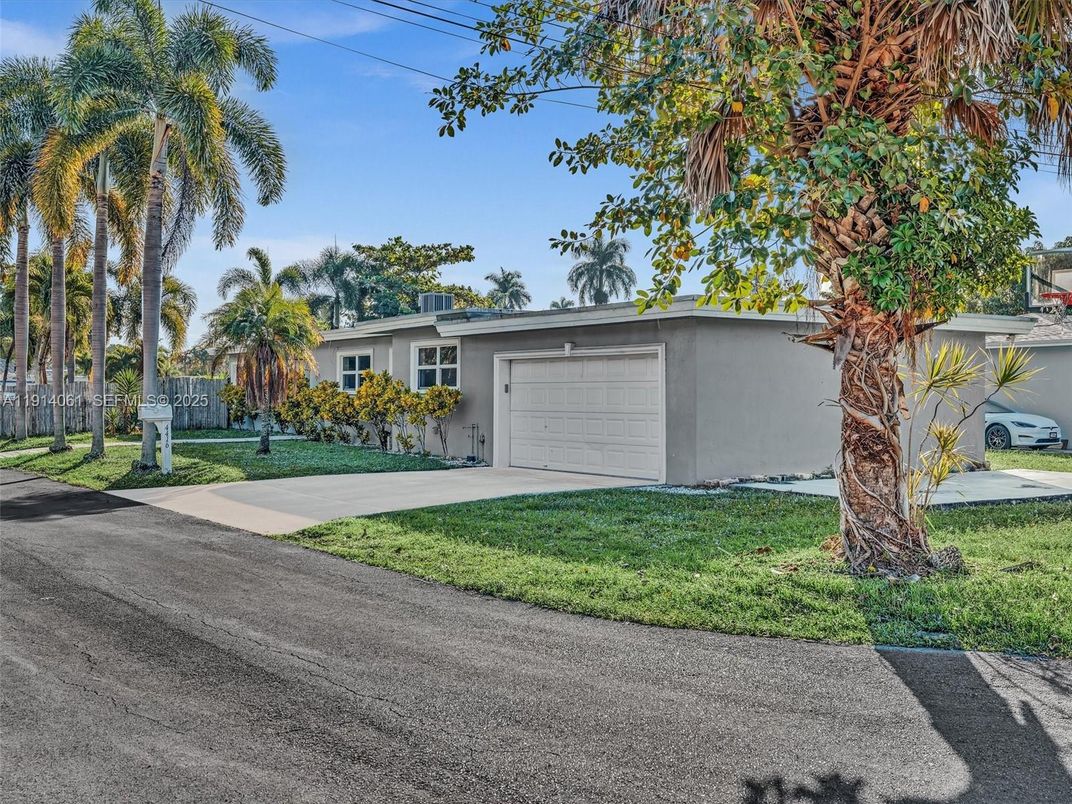 Attached, Exterior, Facade, Ranch