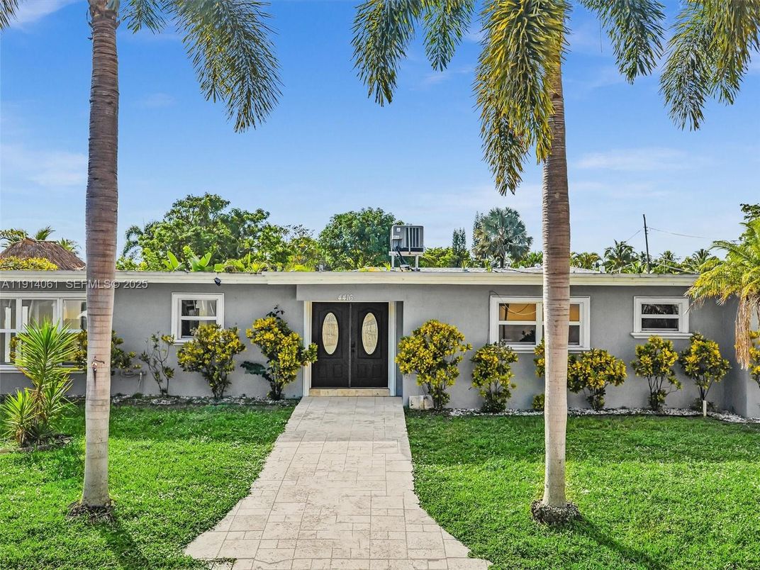 Exterior, Facade, Ranch