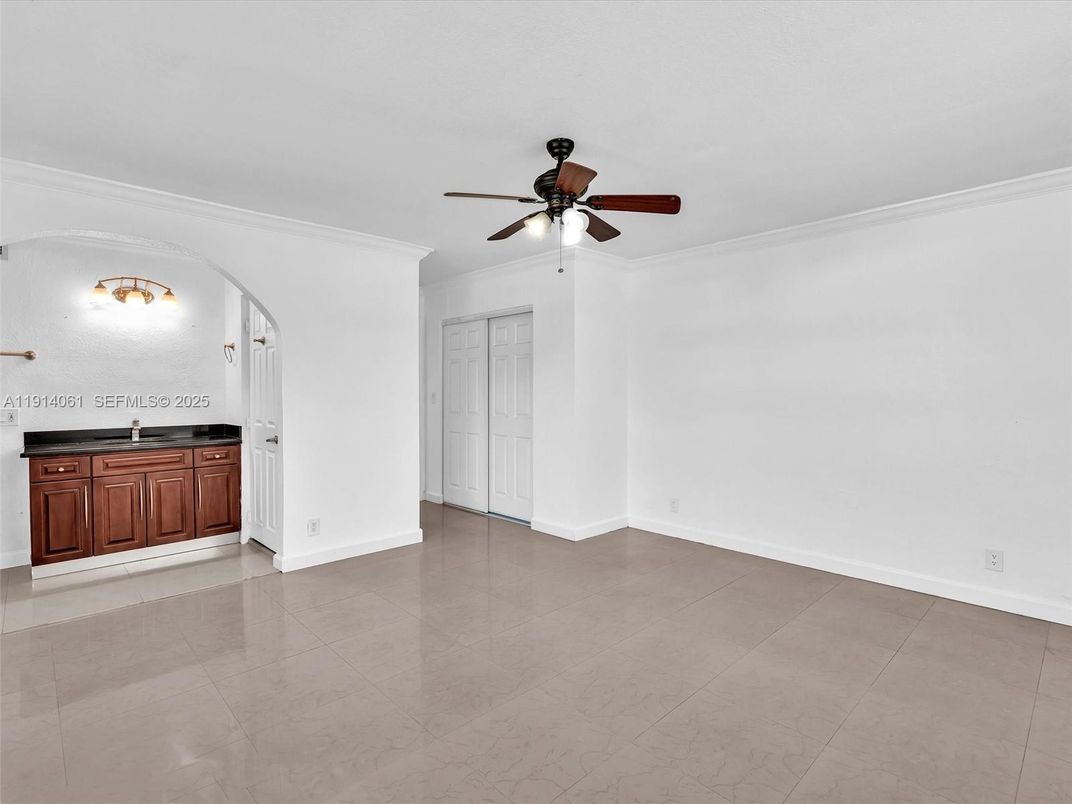 Empty room, Interior