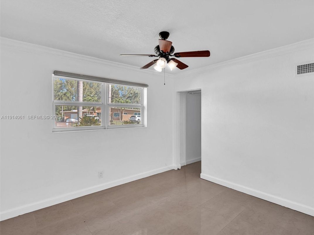Empty room, Interior