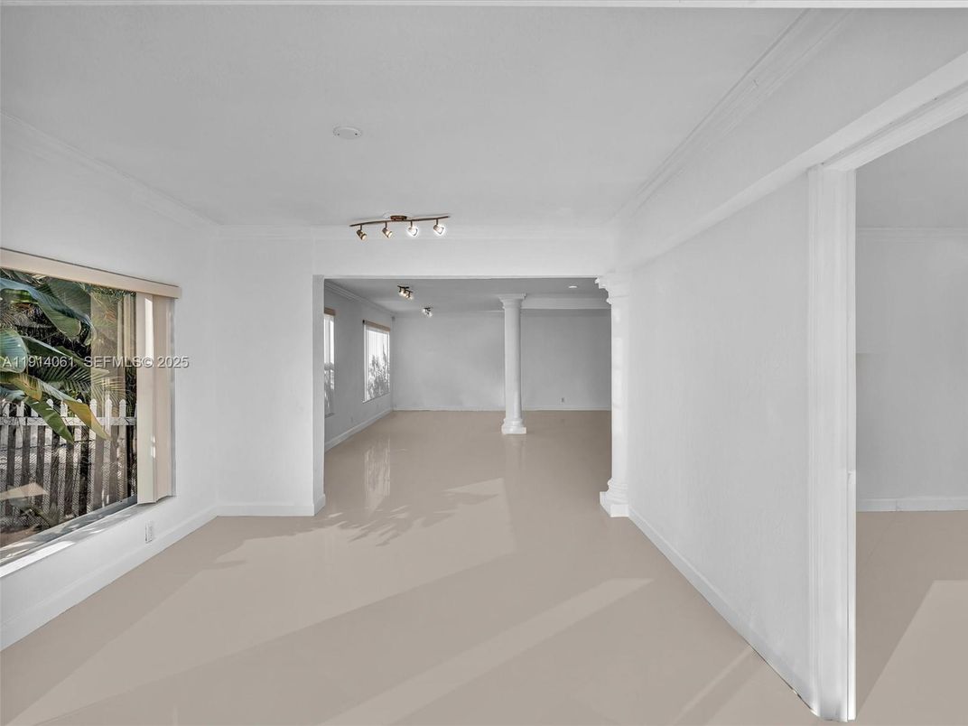 Empty room, Interior