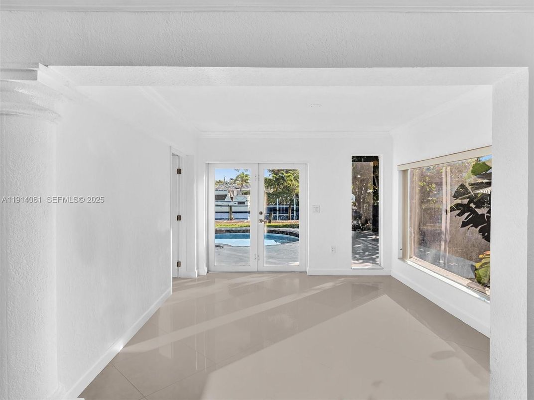 Empty room, Interior, Water