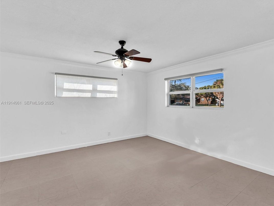 Empty room, Interior
