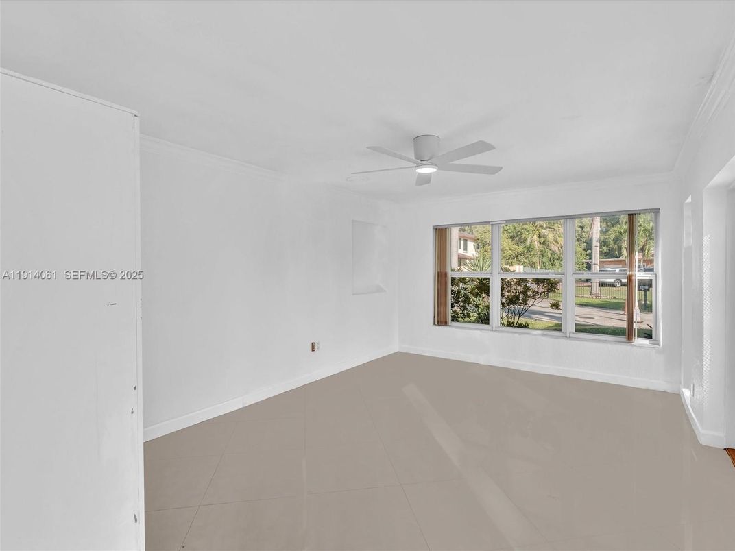 Empty room, Interior