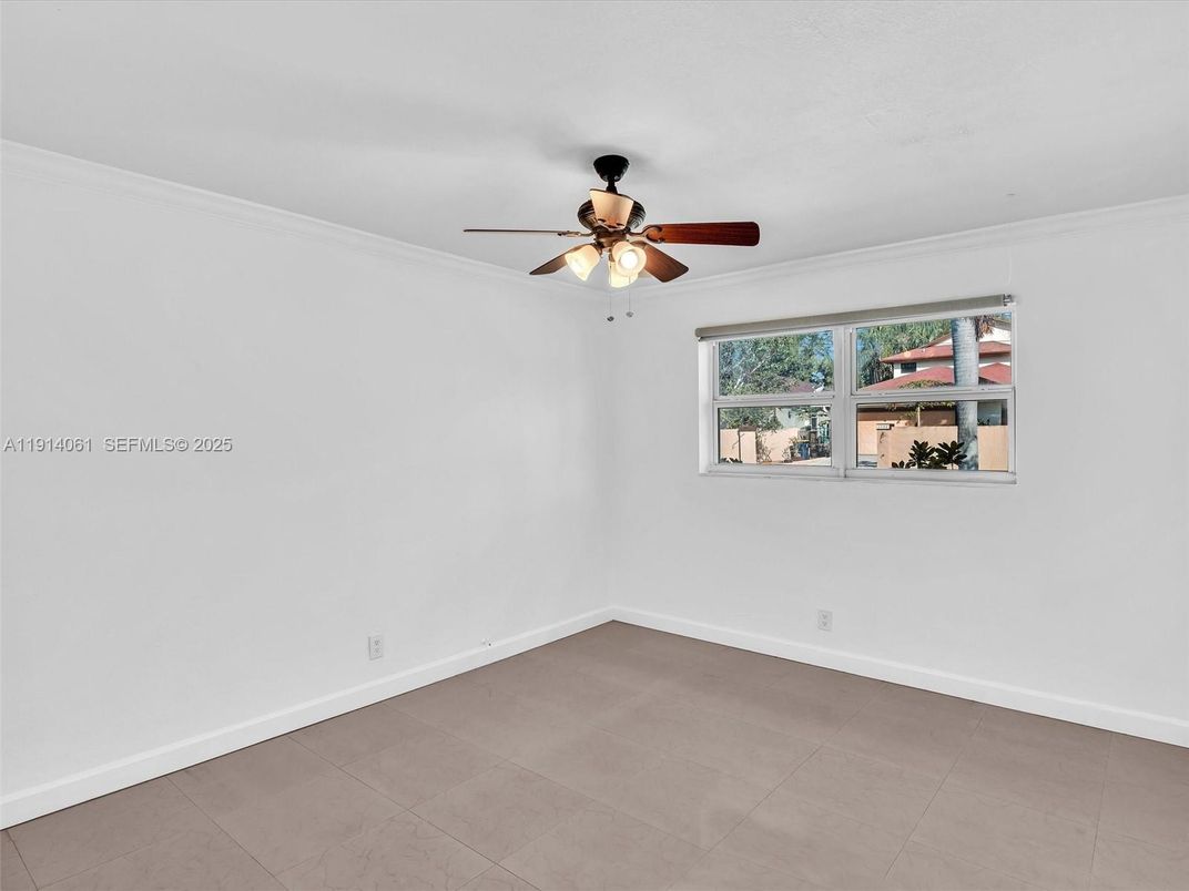 Empty room, Interior