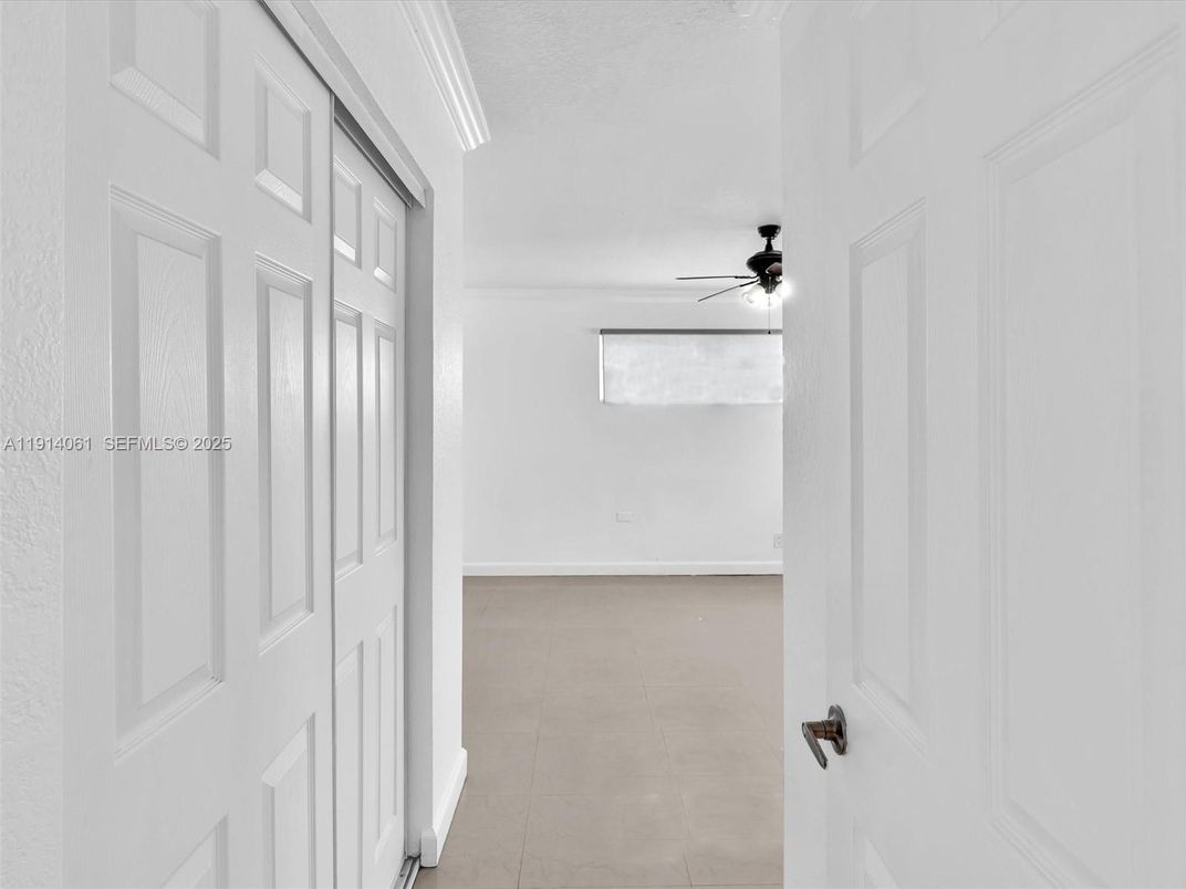 Empty room, Interior