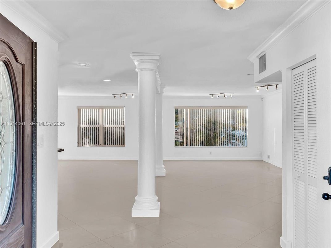 Empty room, Interior, Recessed Lighting