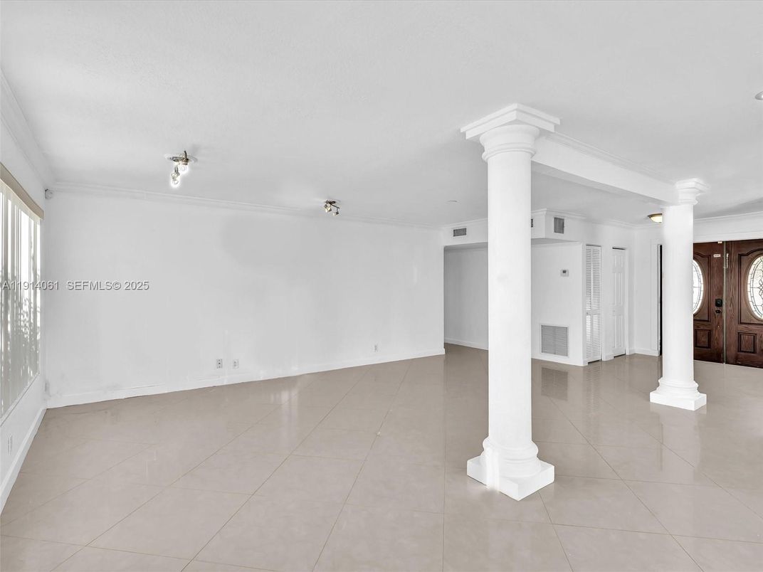 Empty room, Interior