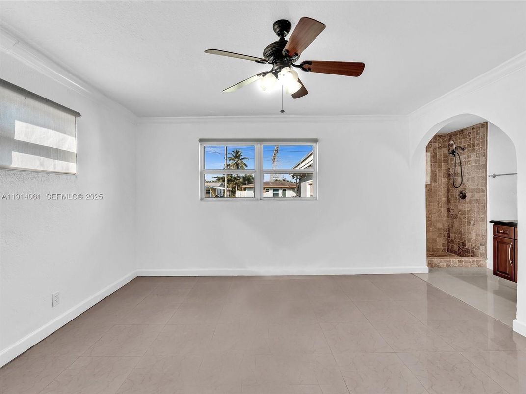 Empty room, Interior