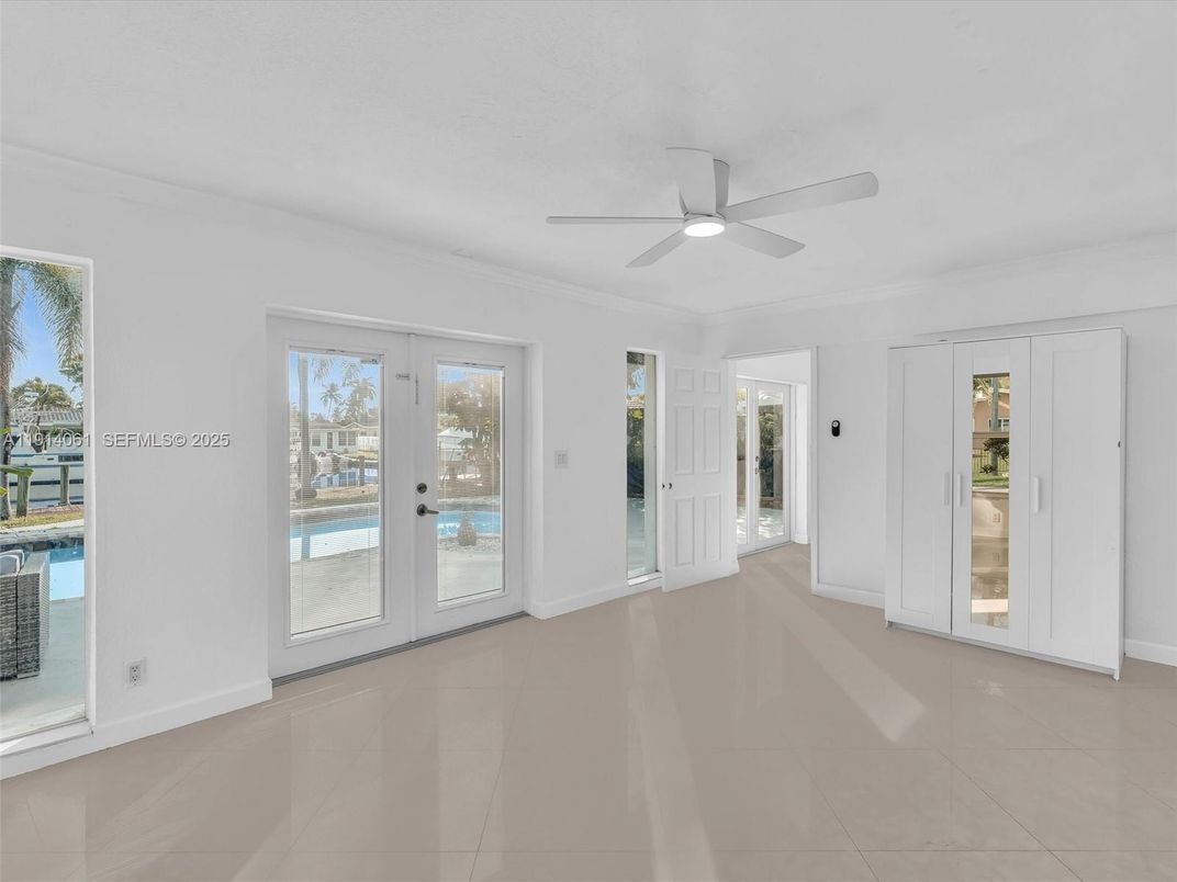 Empty room, Interior