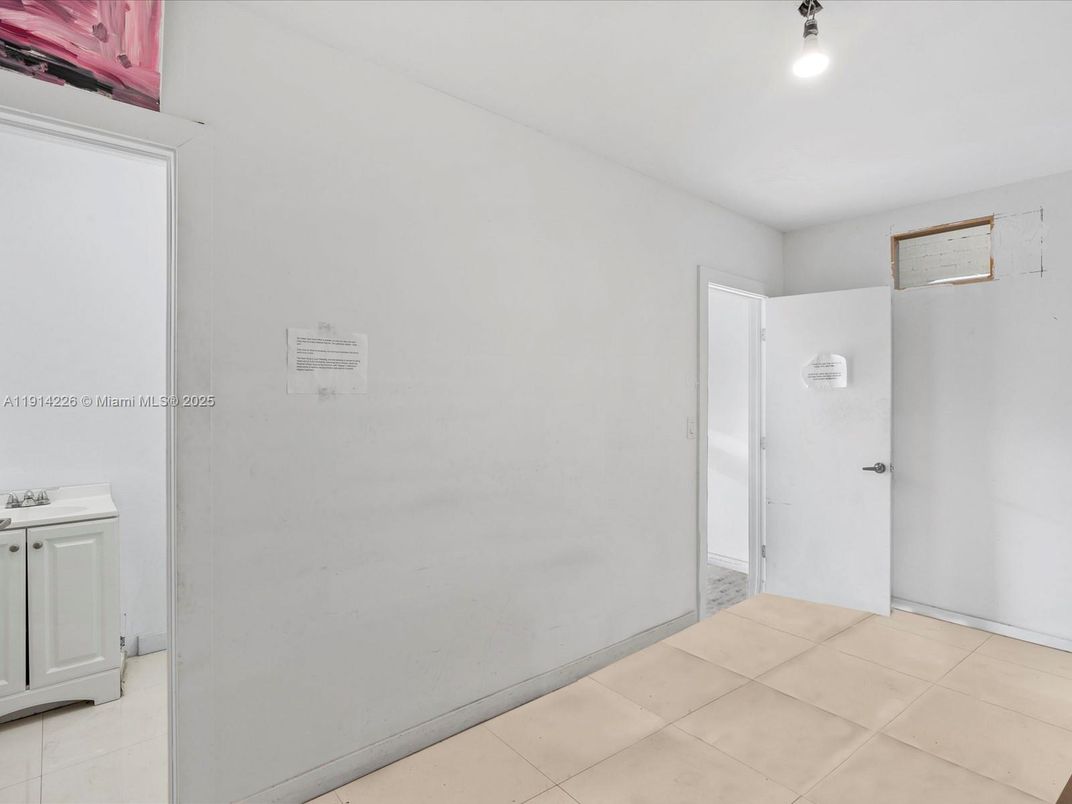 Empty room, Interior, Recessed Lighting, Washer