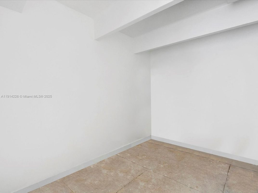 Empty room, Interior