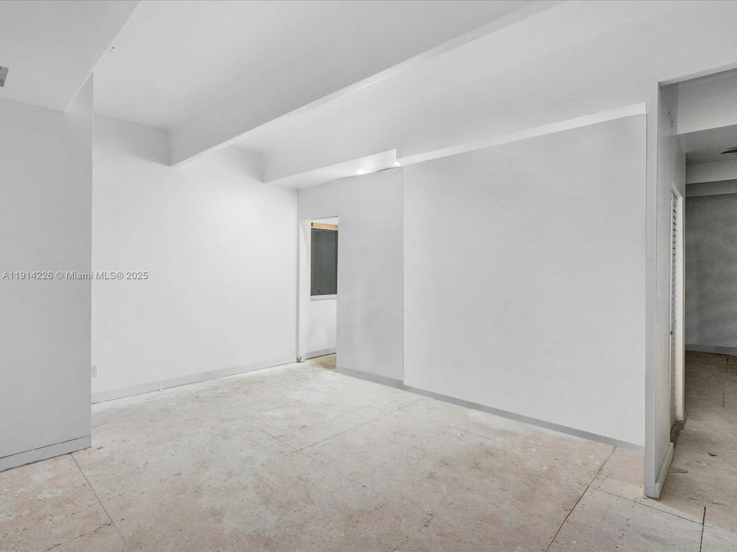 Empty room, Interior