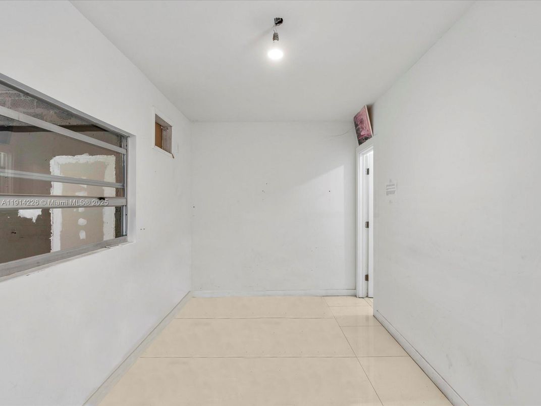 Empty room, Interior