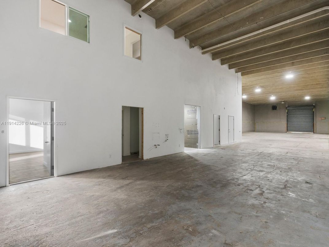 Empty room, Interior, Recessed Lighting, Wooden Beams