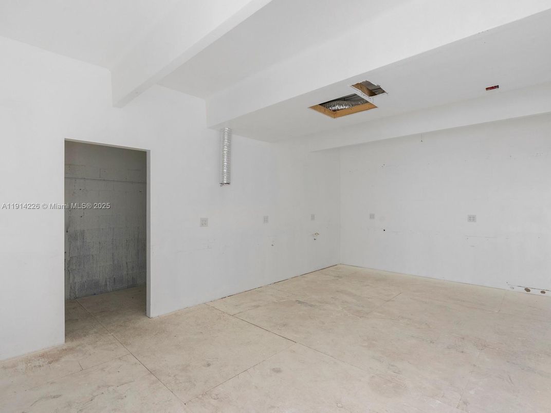 Empty room, Interior