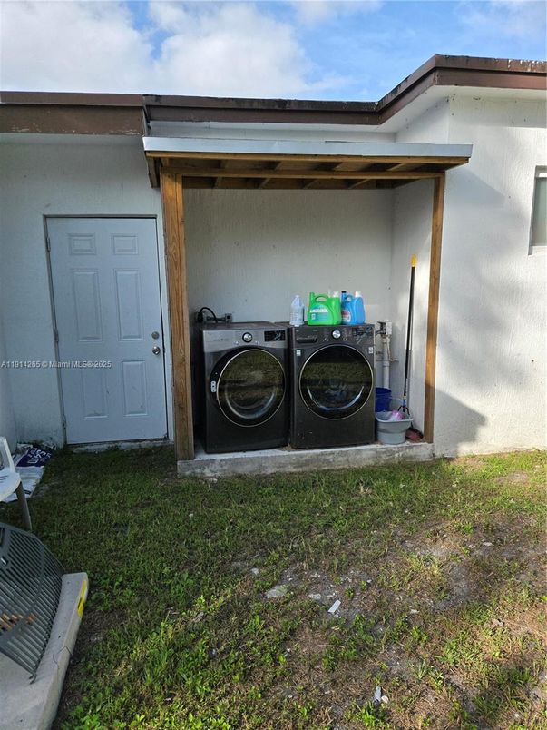 Exterior, Outdoor Kitchen, Washer