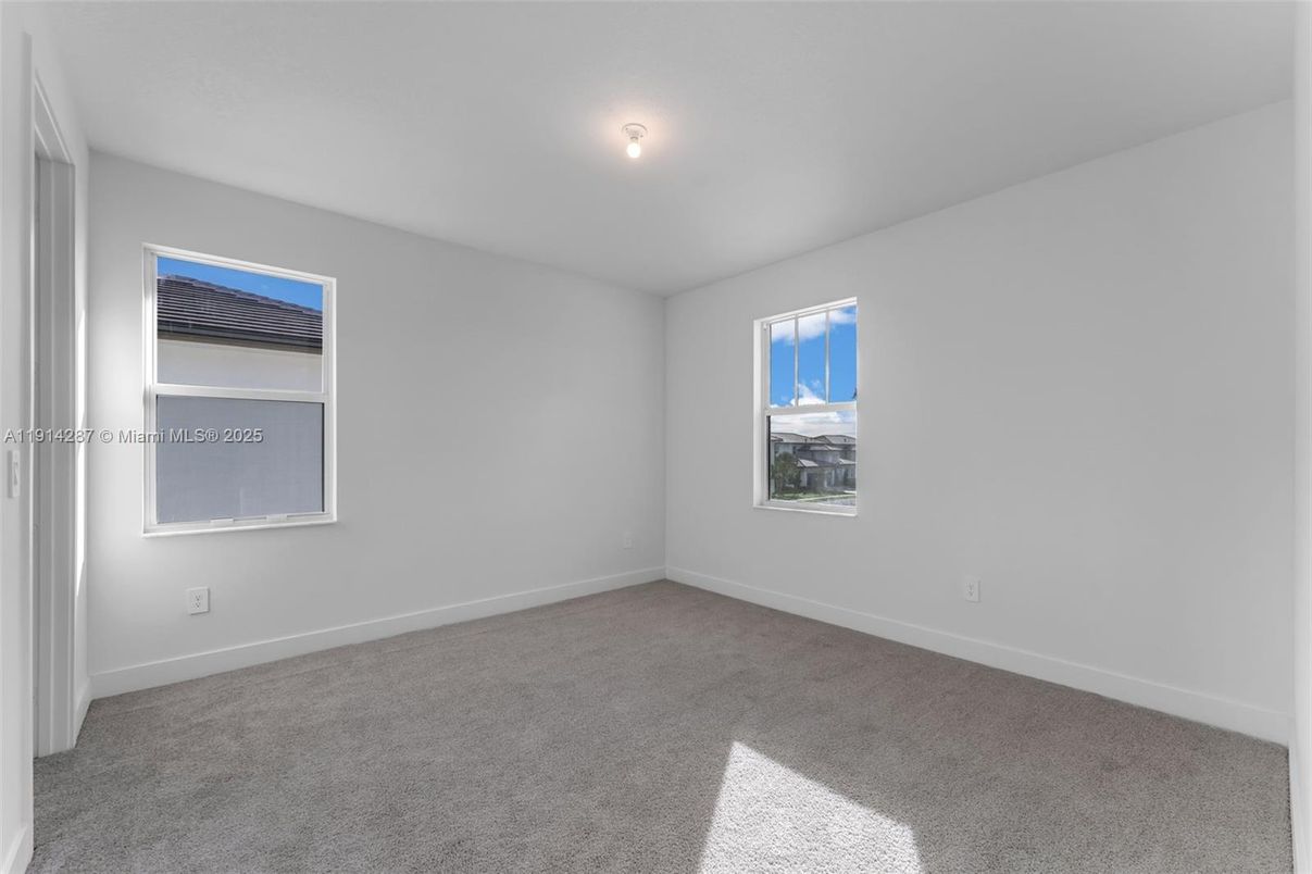 Empty room, Interior