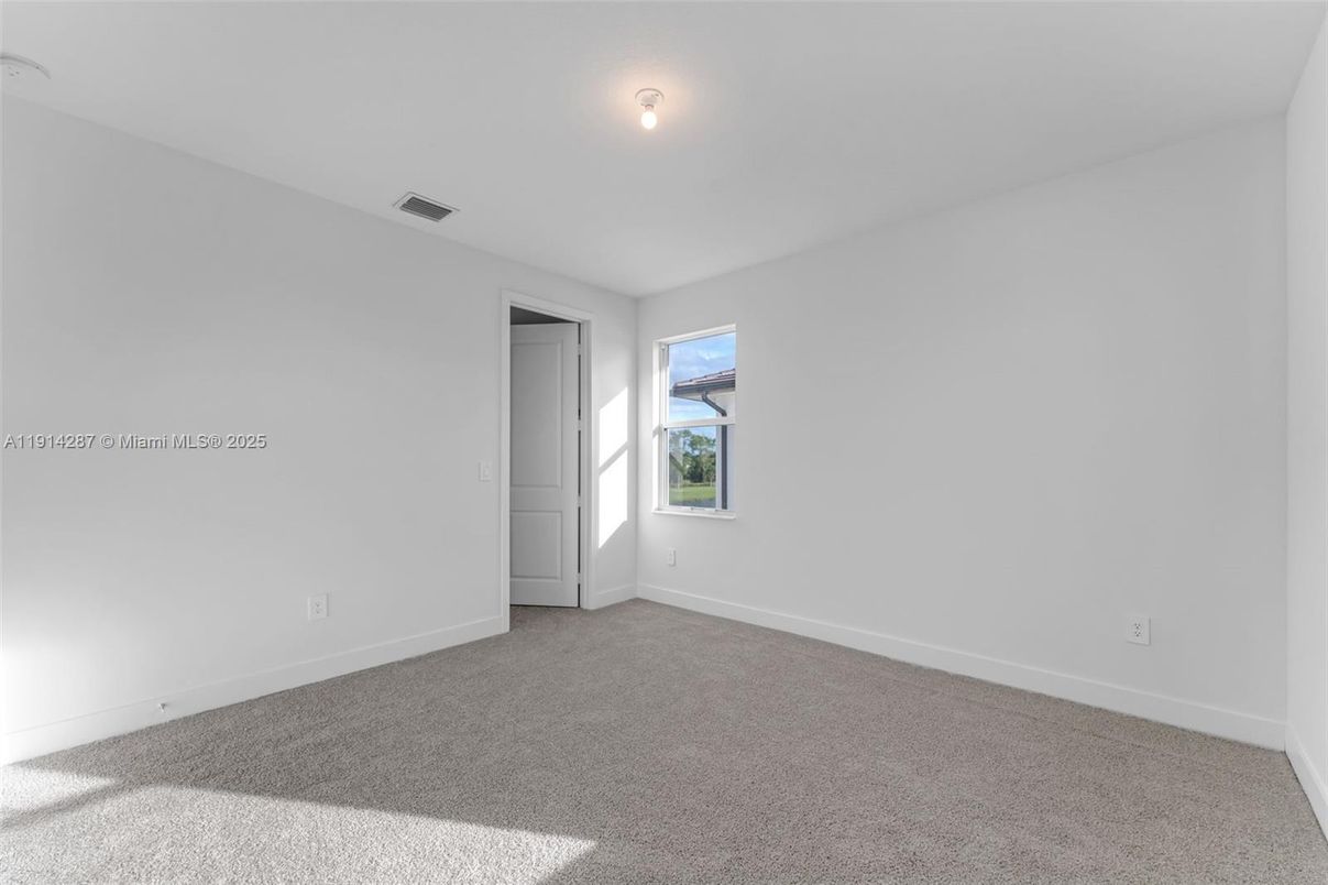 Empty room, Interior