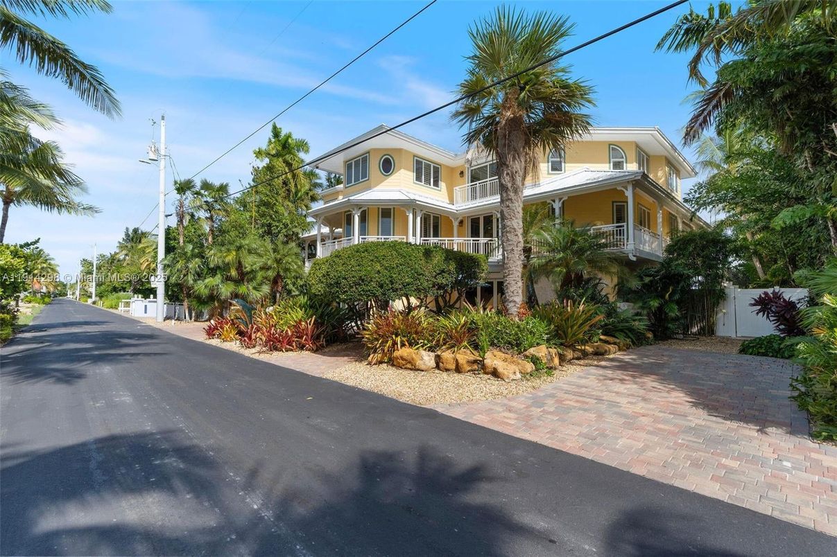 Exterior, Facade, Queen Anne Victorian