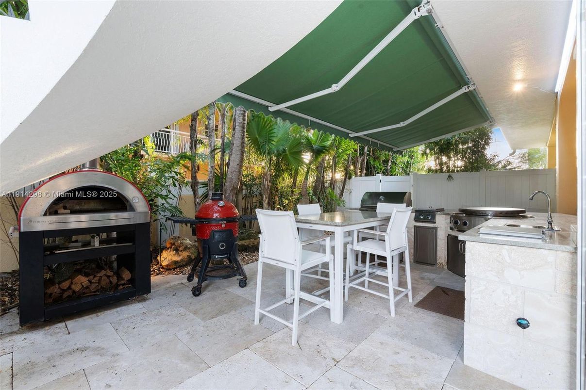 Exterior, Fireplace, Outdoor Kitchen