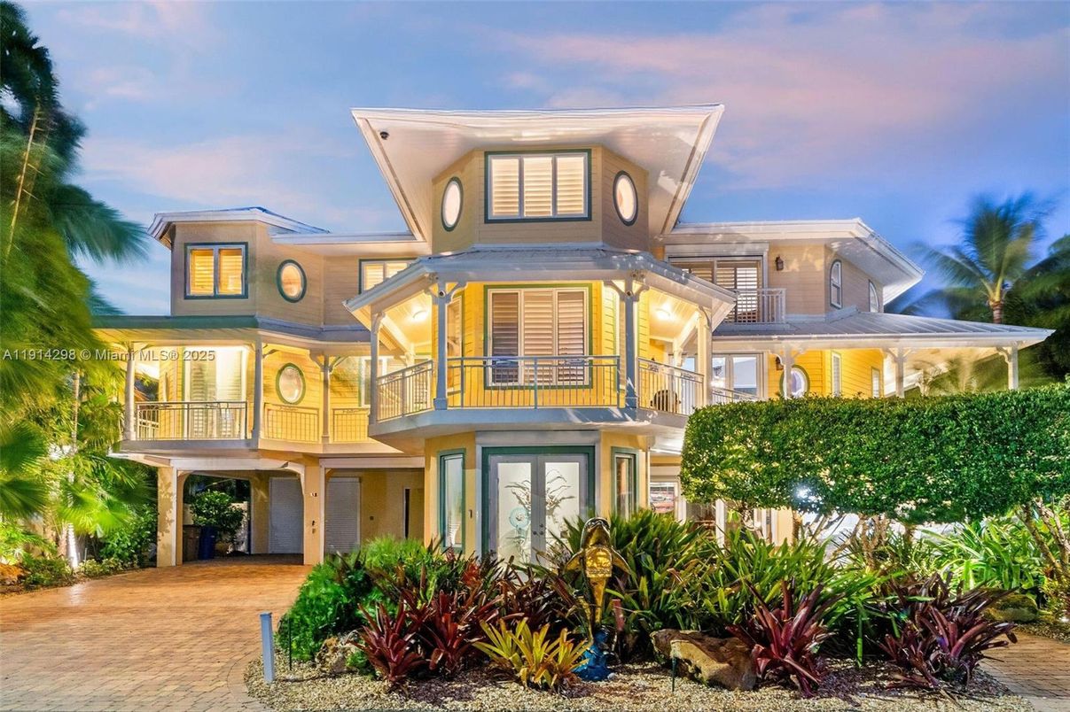 Exterior, Facade, Modern