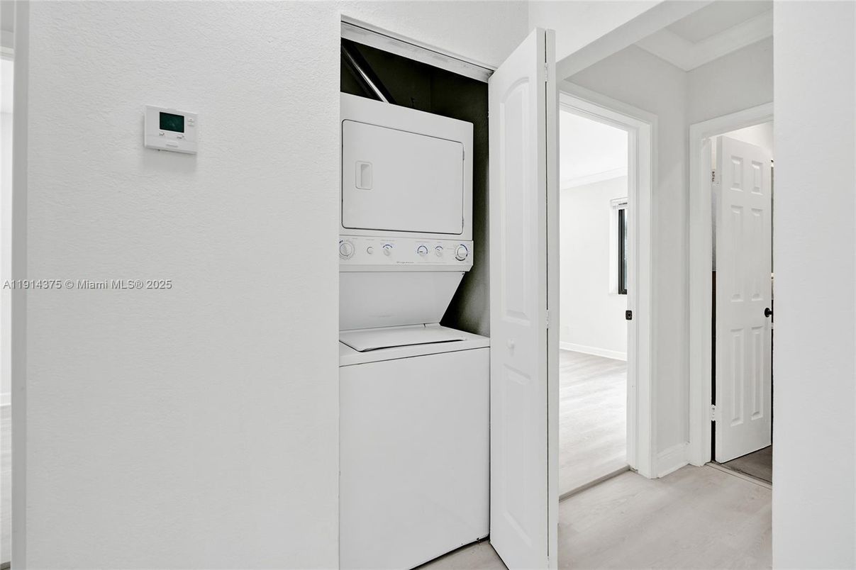 Interior, Utility Closets, Washer, Wood Texture Flooring