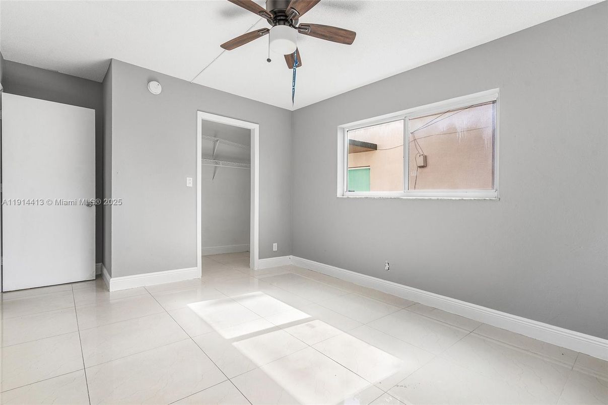 Empty room, Interior