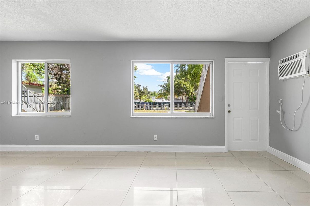 Empty room, Interior