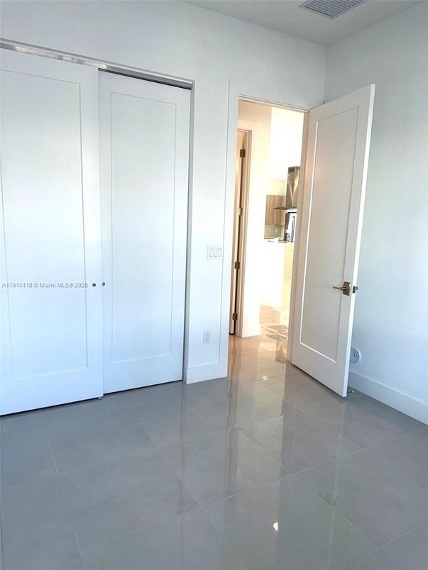 Empty room, Interior