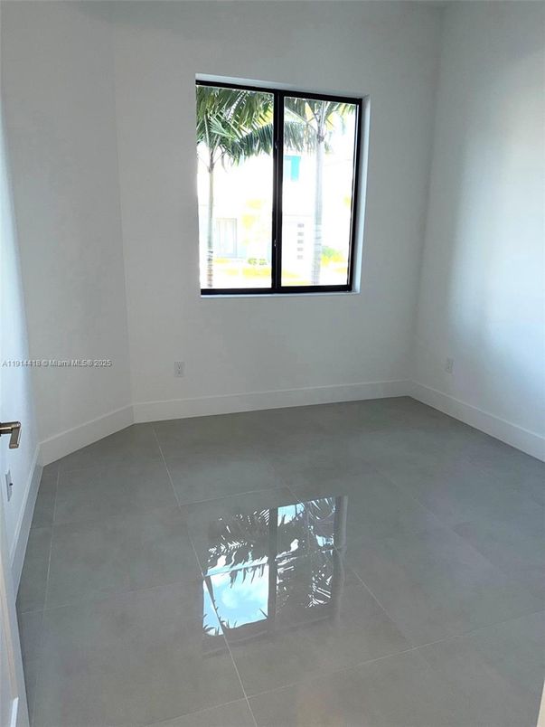 Empty room, Interior