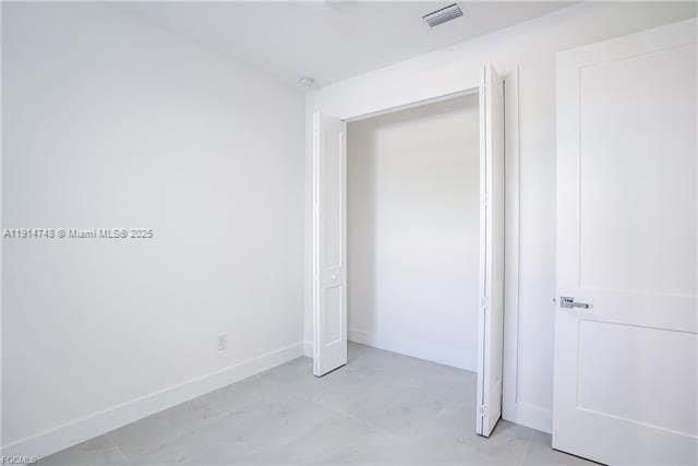 Empty room, Interior