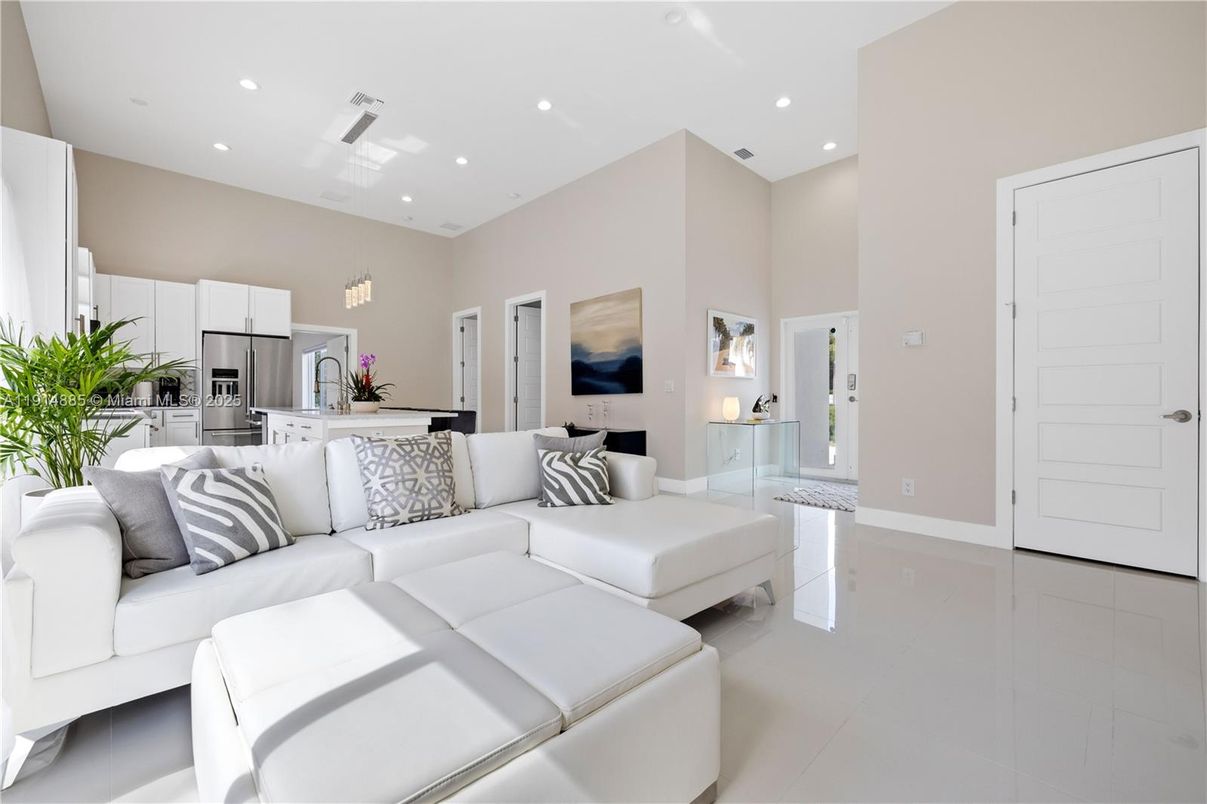 Interior, Kitchen, Living room, Pendant Lights, Recessed Lighting, Stainless Steel Appliances