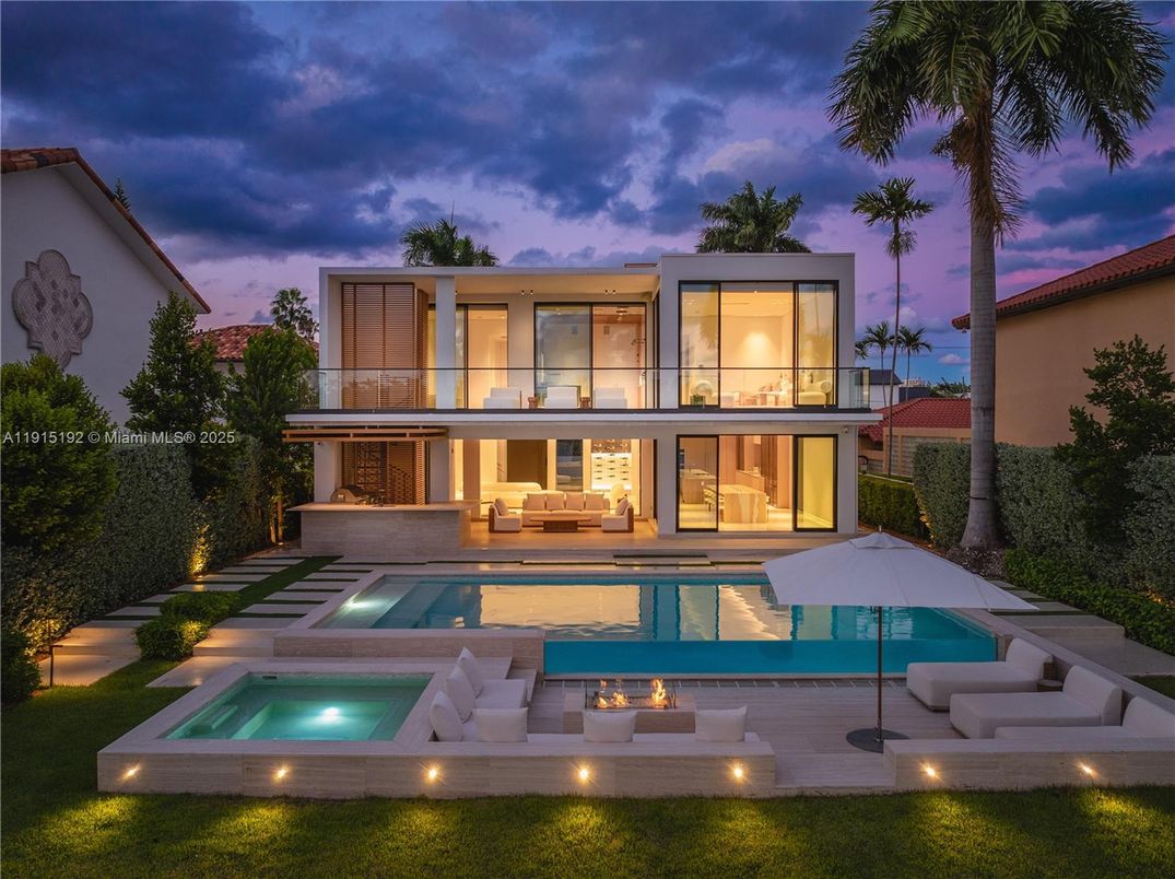 Exterior, Facade, Pool, Modern