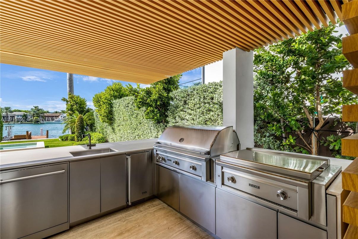 Exterior, Outdoor Kitchen, Water