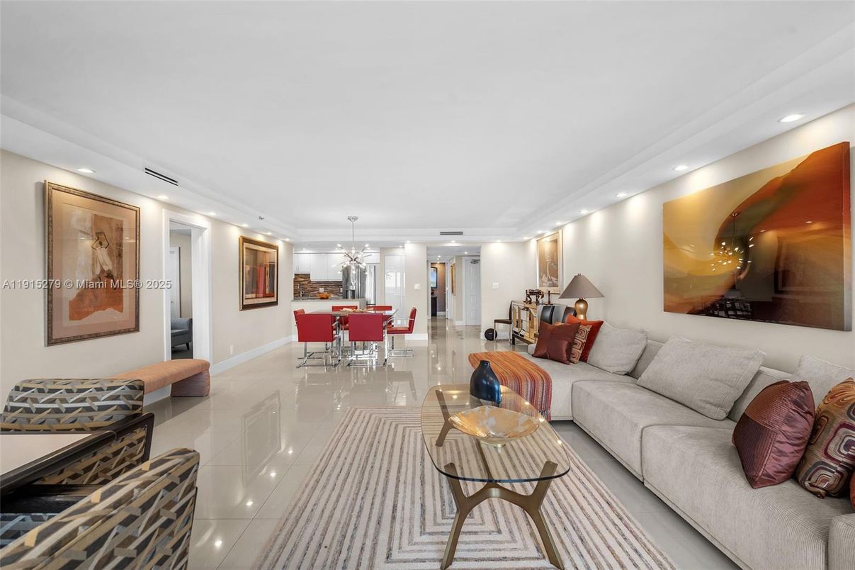 Dining room, Interior, Living room, Pendant Lights, Recessed Lighting