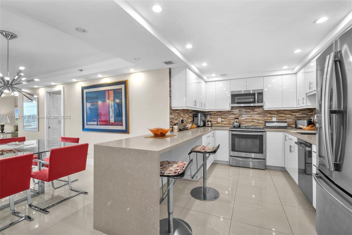 Dining room, Interior, Kitchen, Pendant Lights, Recessed Lighting, Stainless Steel Appliances