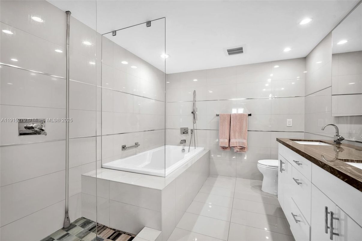 Bathroom, Dual Sink Vanities, Interior, Recessed Lighting