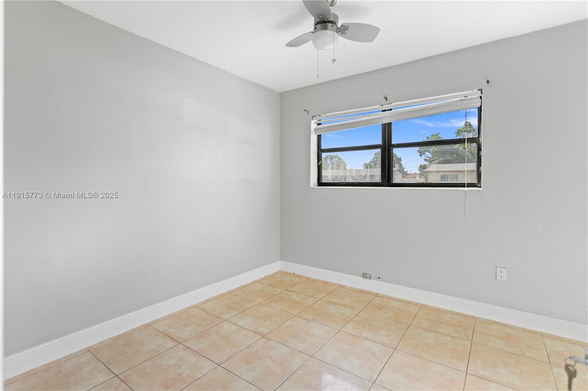 Empty room, Interior