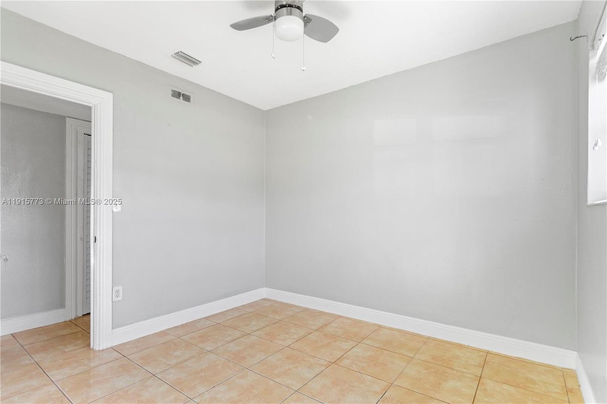 Empty room, Interior