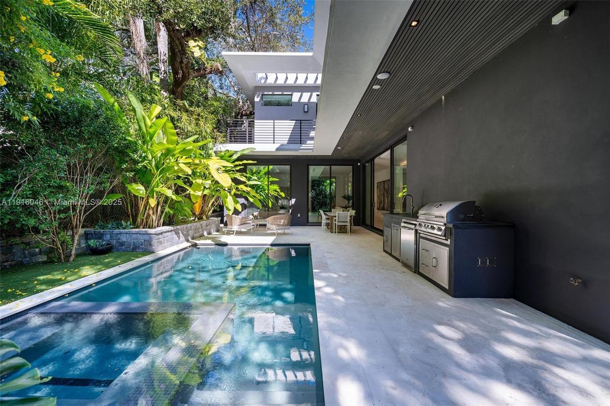 Exterior, Outdoor Kitchen, Pool