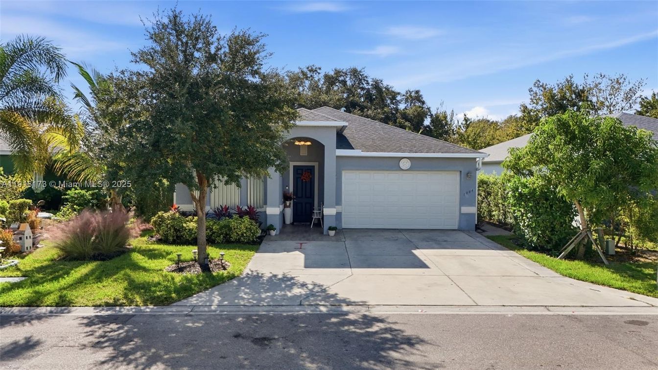 Attached, Exterior, Facade, None