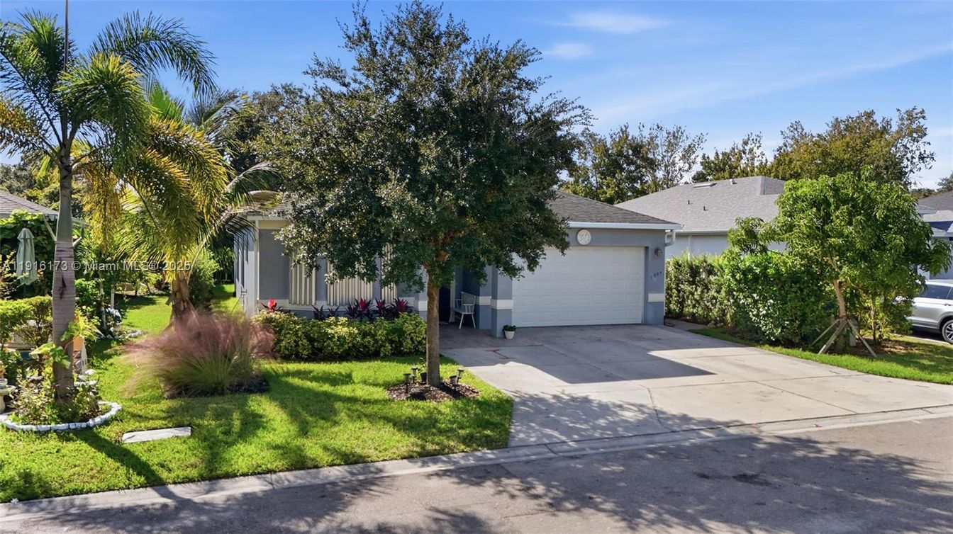 Attached, Exterior, Facade, Ranch