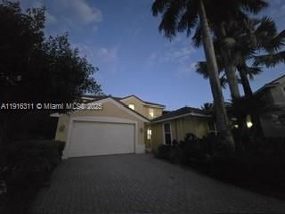 Attached, Exterior, Facade, Mediterranean